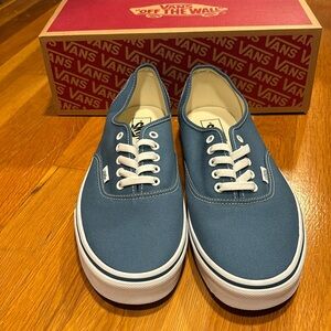 New In Box! Vans Authentic Skate Shoe Men’s size 13, Blue